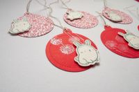 Bílý třpytivý králíček na červené vánoční vzorované či potištěné jmenovce - sada 6ks,3D efekt