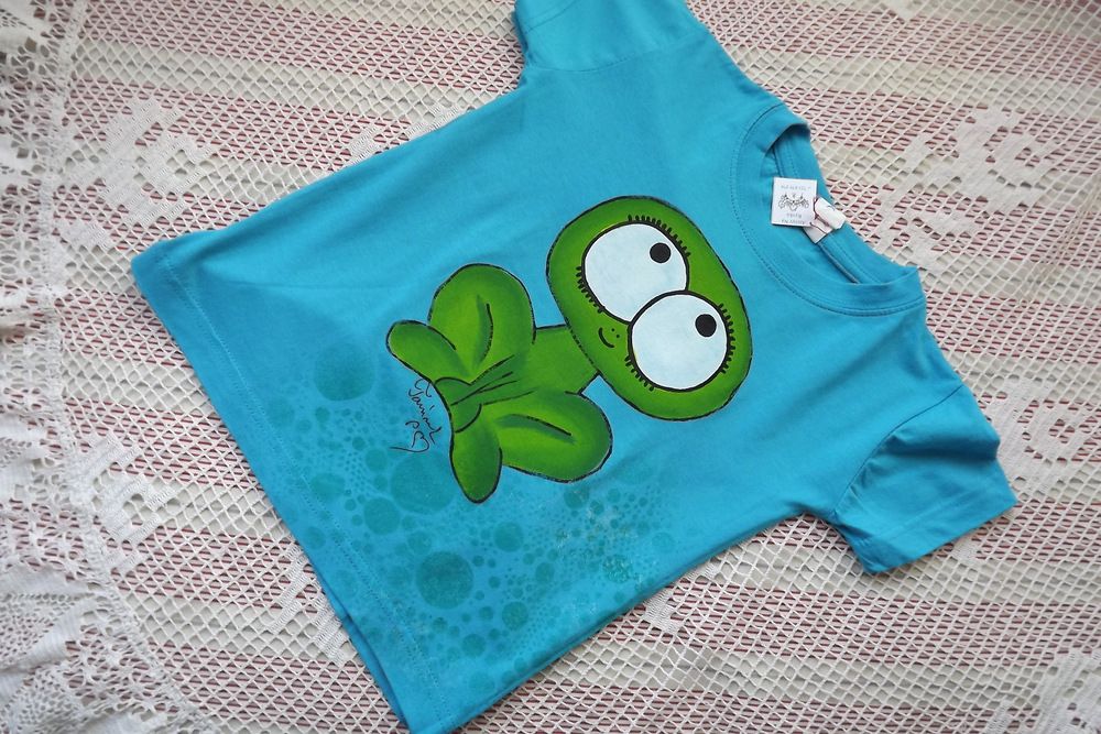 Zelená veselá žába namalovaná na modrém bavlněném tričku , velikost 104