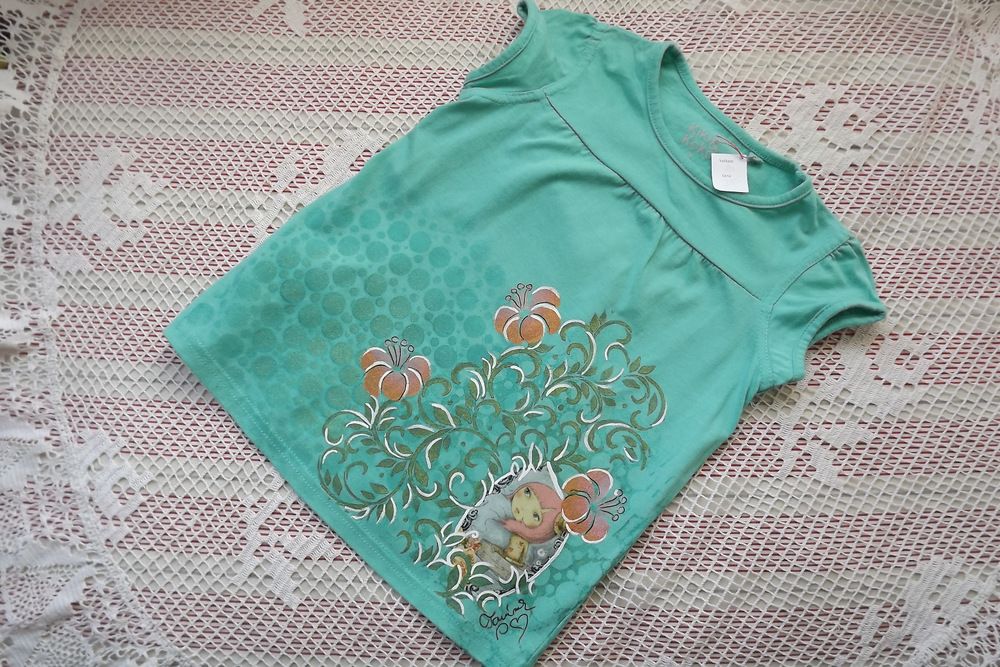 Nabírané tričko ručně dekorované s panenkou Santoro, šablonování, lepení - velikost 104