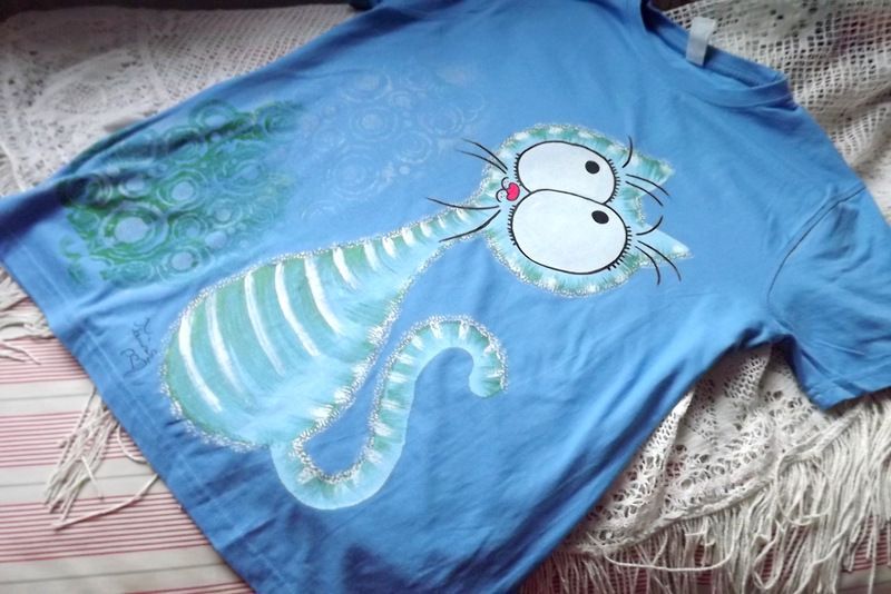 Modré tričko - ručně malovaná veselá kočička na tričku s krátkým rukávem velikost M