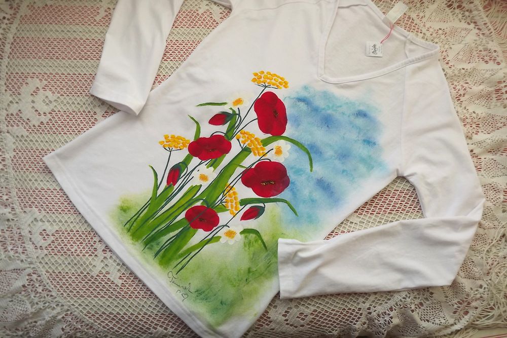 Louka s nebem - ručně malované tričko s vlčími máky, kopretinami,vratičem, velikost S