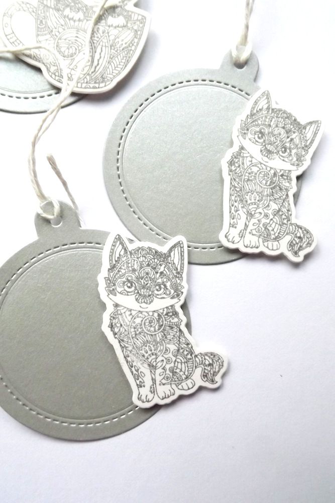Stříbrné jmenovky na dárky s ručním tiskem sedící kočičky