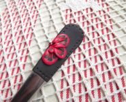 Příbor - sada nůž. vidlička,polévková lžíce, lžička - černá s červenými květy - decentní, netradiční, originální - detail