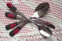 Příbor - sada nůž. vidlička,polévková lžíce, lžička - černá s červenými květy - decentní, netradiční, originální