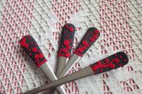 Příbor černá s červenými ornamenty Veronika "Tanísek" Kocková