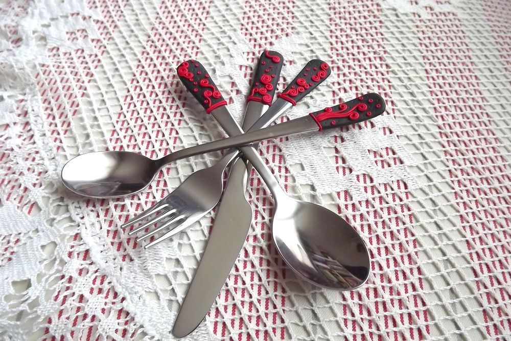 Příbor černá s červenými ornamenty Veronika "Tanísek" Kocková