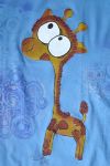 Žirafa na modrém tričku velikosti M, krátký rukáv - ručně malované v Plzni