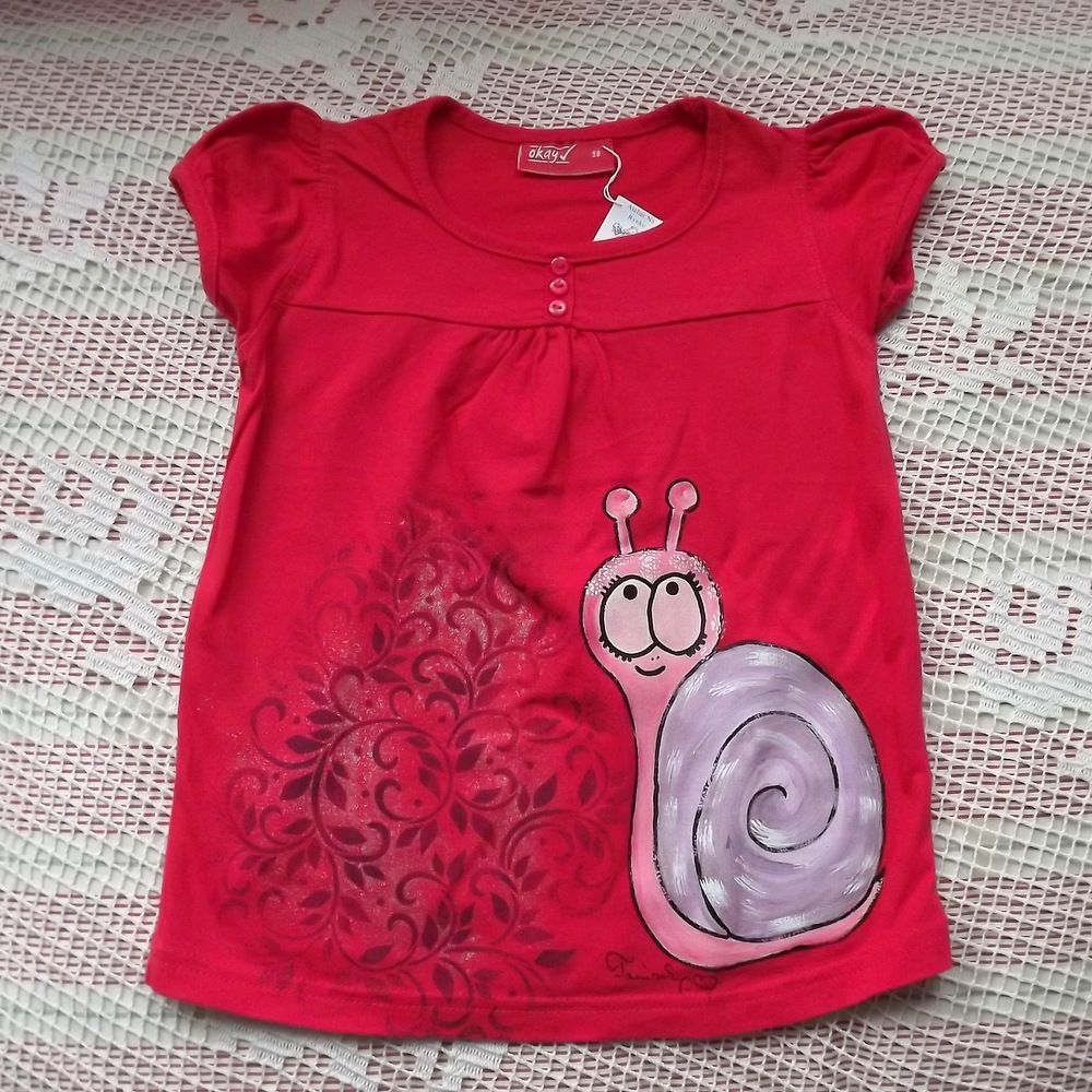Na červeném tričku - veselý šnek na dívčím tričku s krátkým rukávem - bavlna - velikost 98 délka trička 43cm, šířka 32cm