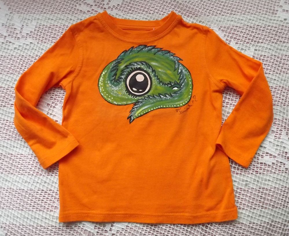 Oranžové se zeleným - oranžové bavlněné tričko s ručně malovaným zeleným drakem stočeným do klubíčka - velikost 98