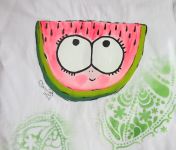 Veselý meloun ručně malovaný na bílém bavlněném tričku s vrstveným efektem,velikost 128