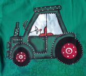 S červenými koly - zelený traktor na zeleném tričku - velikost 146