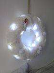 Bílý vánoční věnec se světýlky vyrobený v Plzni