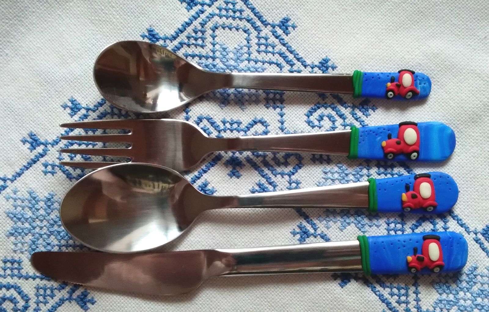 Nůž vidlička, lžíce a čajová lžička -komplet příbor- S ČERVENÝM TRAKTOREM NA ZELENOMODRÉM PODKLADU - FIMEM ZDOBENÉ - PRO MALÉ I VELKÉ TRAKTORISTY A ZEMĚDĚLCE