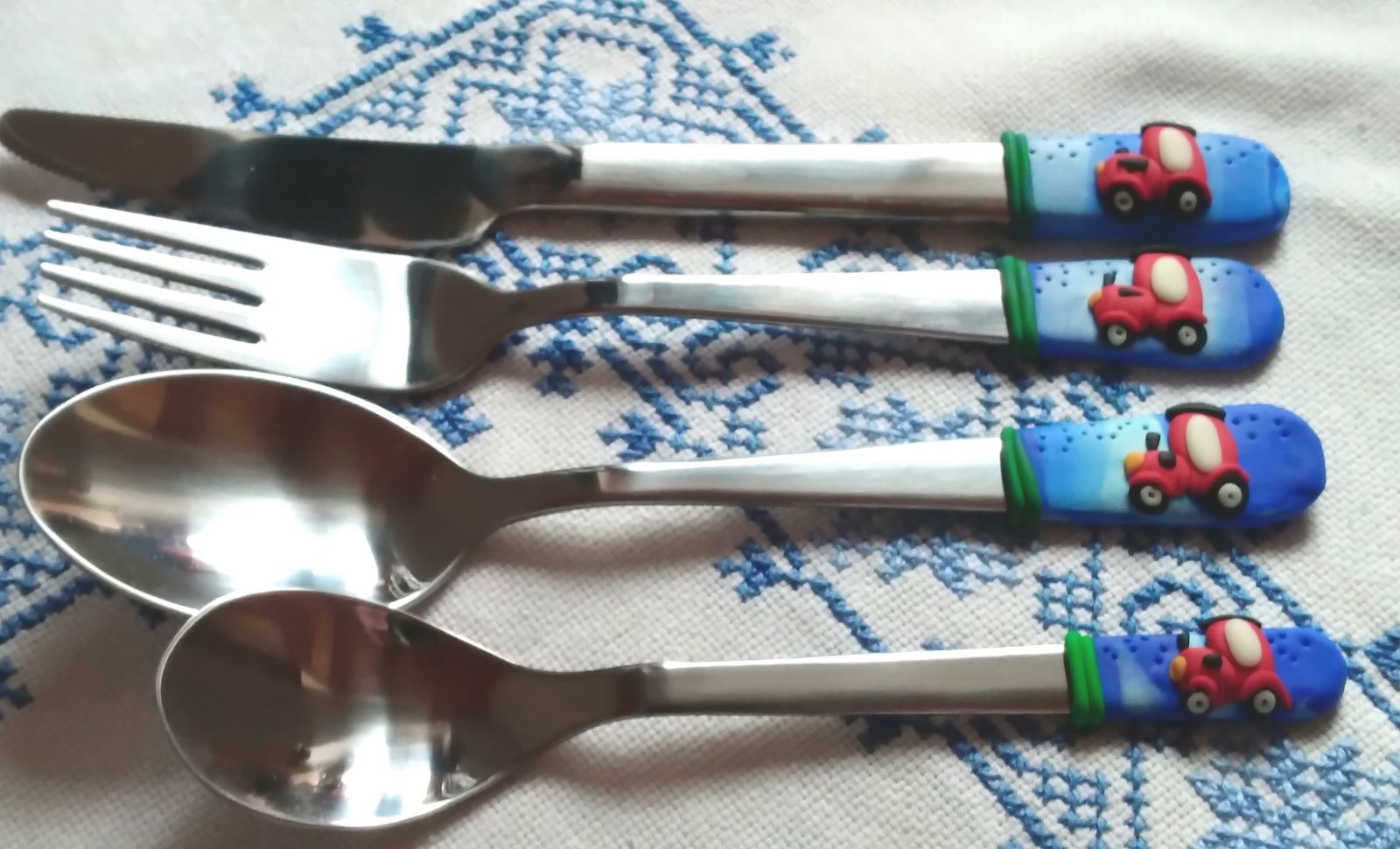 Nůž vidlička, lžíce a čajová lžička -komplet příbor- S ČERVENÝM TRAKTOREM NA ZELENOMODRÉM PODKLADU - FIMEM ZDOBENÉ - PRO MALÉ I VELKÉ TRAKTORISTY A ZEMĚDĚLCE