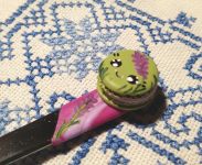 Čajová lžička s veselou modelovanou makronkou od níž nepřiberete ani mikrogram. Modelovaná z polymer clay.