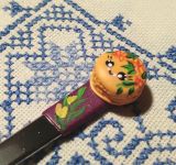 Čajová lžička s veselou modelovanou makronkou od níž nepřiberete ani mikrogram. Modelovaná z polymer clay.