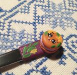 Čajová lžička s veselou modelovanou makronkou od níž nepřiberete ani mikrogram. Modelovaná z polymer clay.