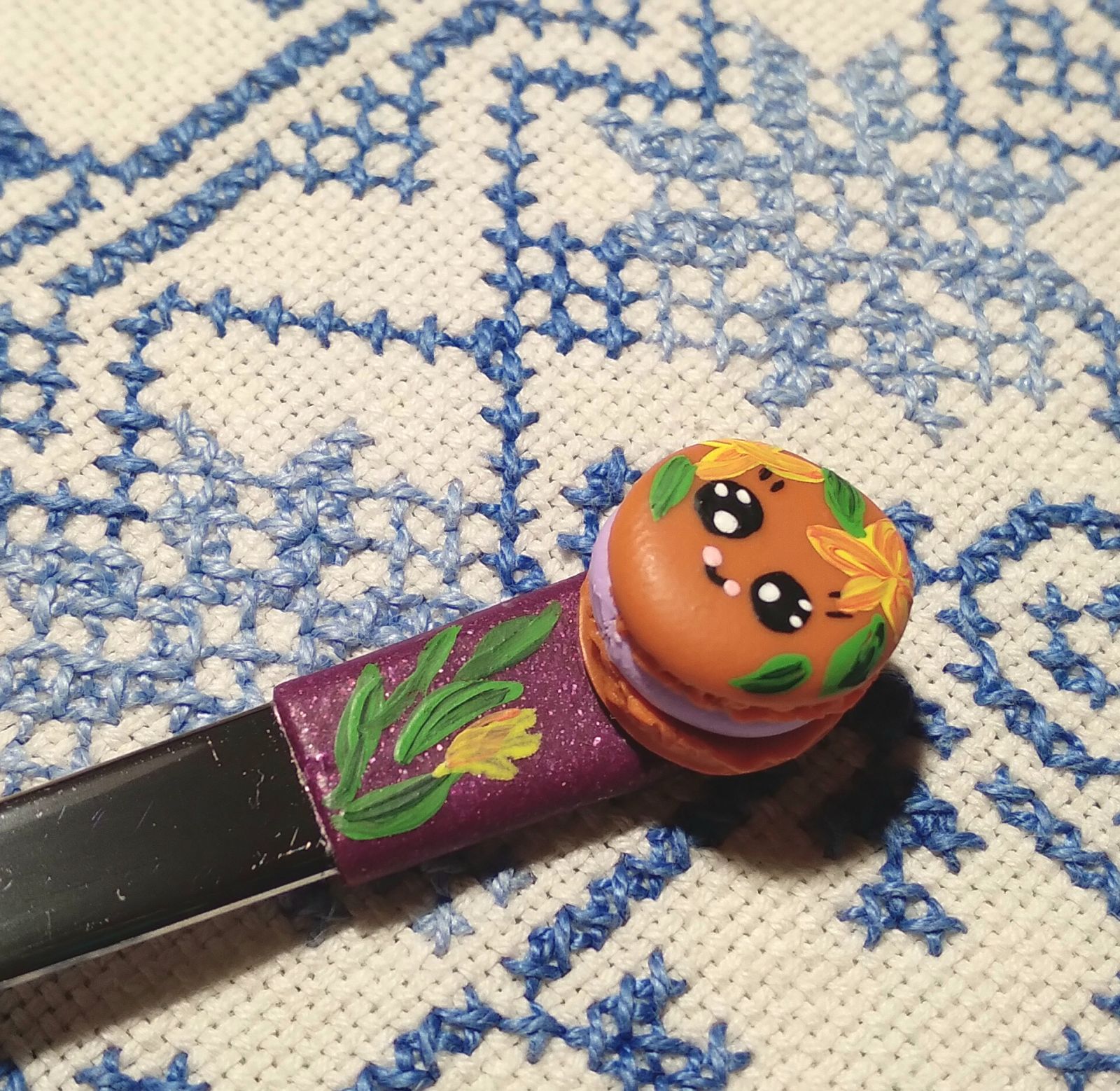 Čajová lžička s veselou modelovanou makronkou od níž nepřiberete ani mikrogram. Modelovaná z polymer clay.