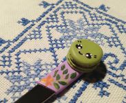 Čajová lžička s veselou modelovanou makronkou od níž nepřiberete ani mikrogram. Modelovaná z polymer clay.