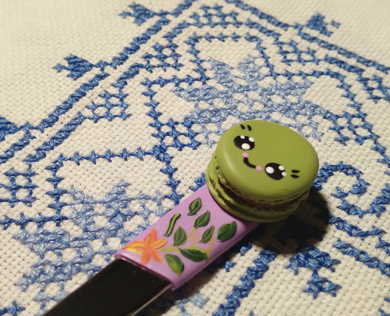Čajová lžička s veselou modelovanou makronkou od níž nepřiberete ani mikrogram. Modelovaná z polymer clay.