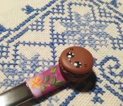 Čajová lžička s veselou modelovanou makronkou od níž nepřiberete ani mikrogram. Modelovaná z polymer clay.
