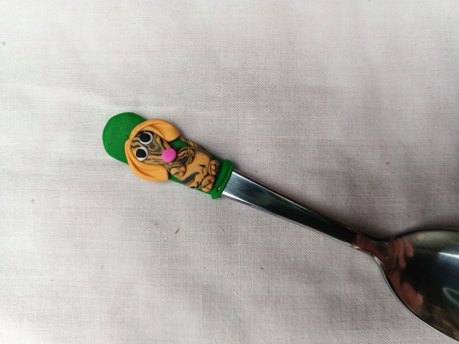 Merle jezevčík modelovaný na krátké mocca lžičce vhodný do nízkého šálku. Délka lžičky 11cm