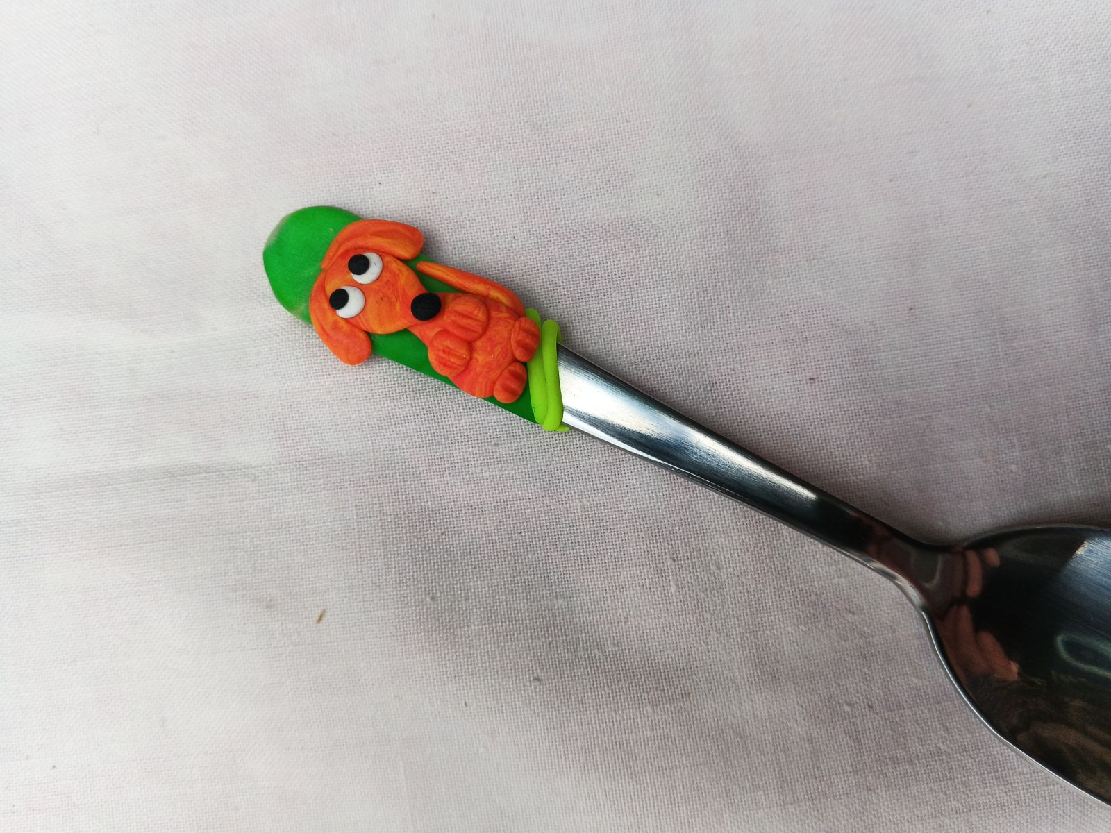 Oranžový jezevčík modelovaný na krátké mocca lžičce vhodný do nízkého šálku. Délka lžičky 11cm