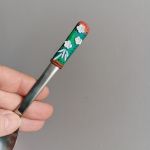 14cm dlouhá čajová lžička -zelenohnědá s modelovanými bílými květy