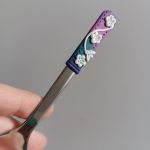 14cm dlouhá čajová lžička -fialovo tyrkysová s modelovanými bílými květy
