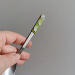 14cm dlouhá čajová lžička -zelená s modelovanými bílými květy