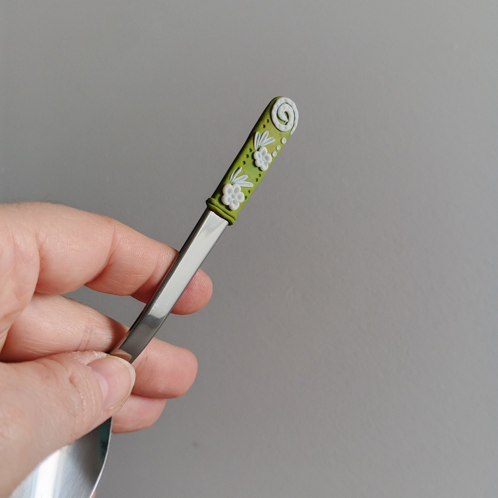 14cm dlouhá čajová lžička -zelená s modelovanými bílými květy