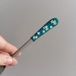 17cm dlouhá koktejlová lžička (na kávu latté) - tyrkysová s modelovanými bílými kvítky