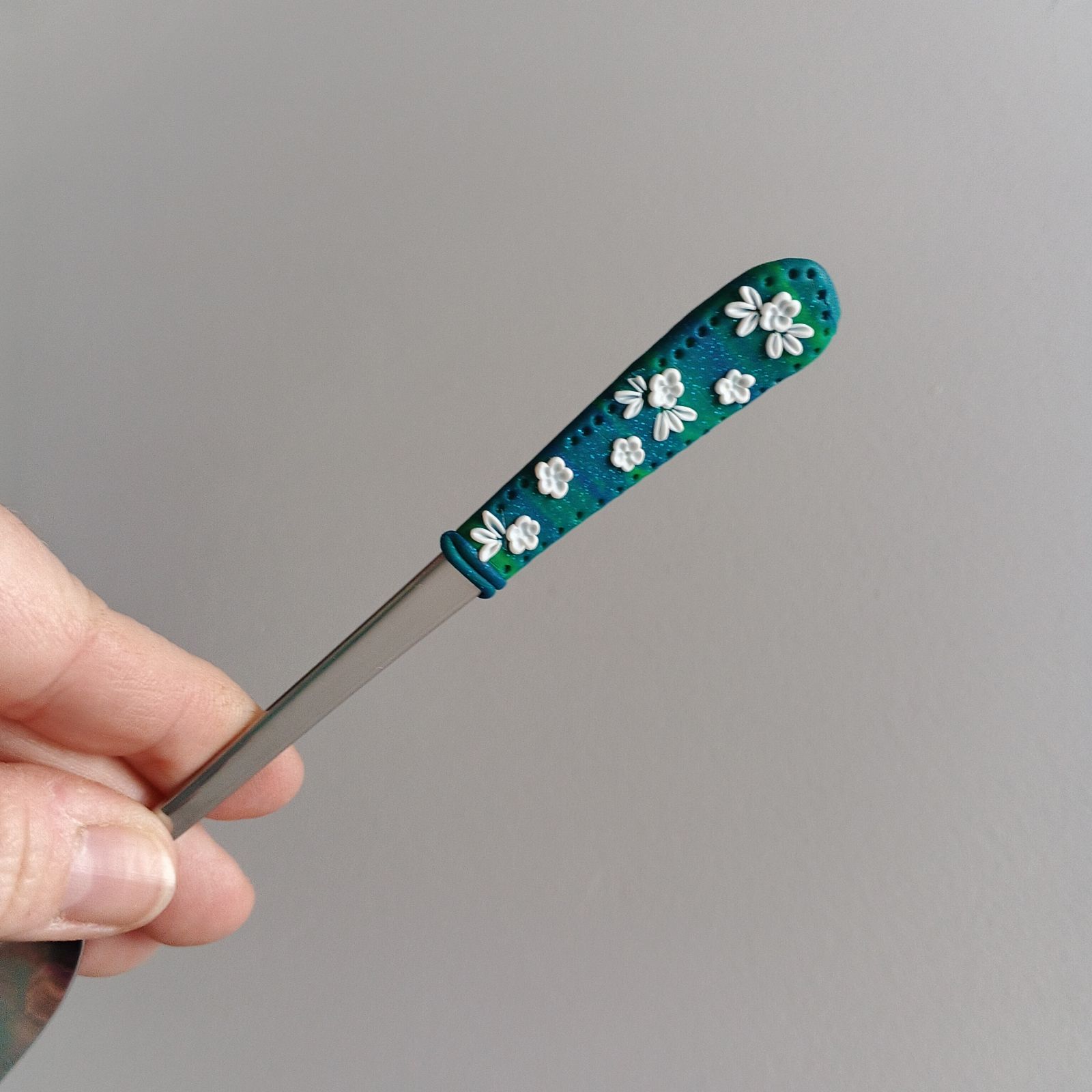 17cm dlouhá koktejlová lžička (na kávu latté) - tyrkysová s modelovanými bílými kvítky