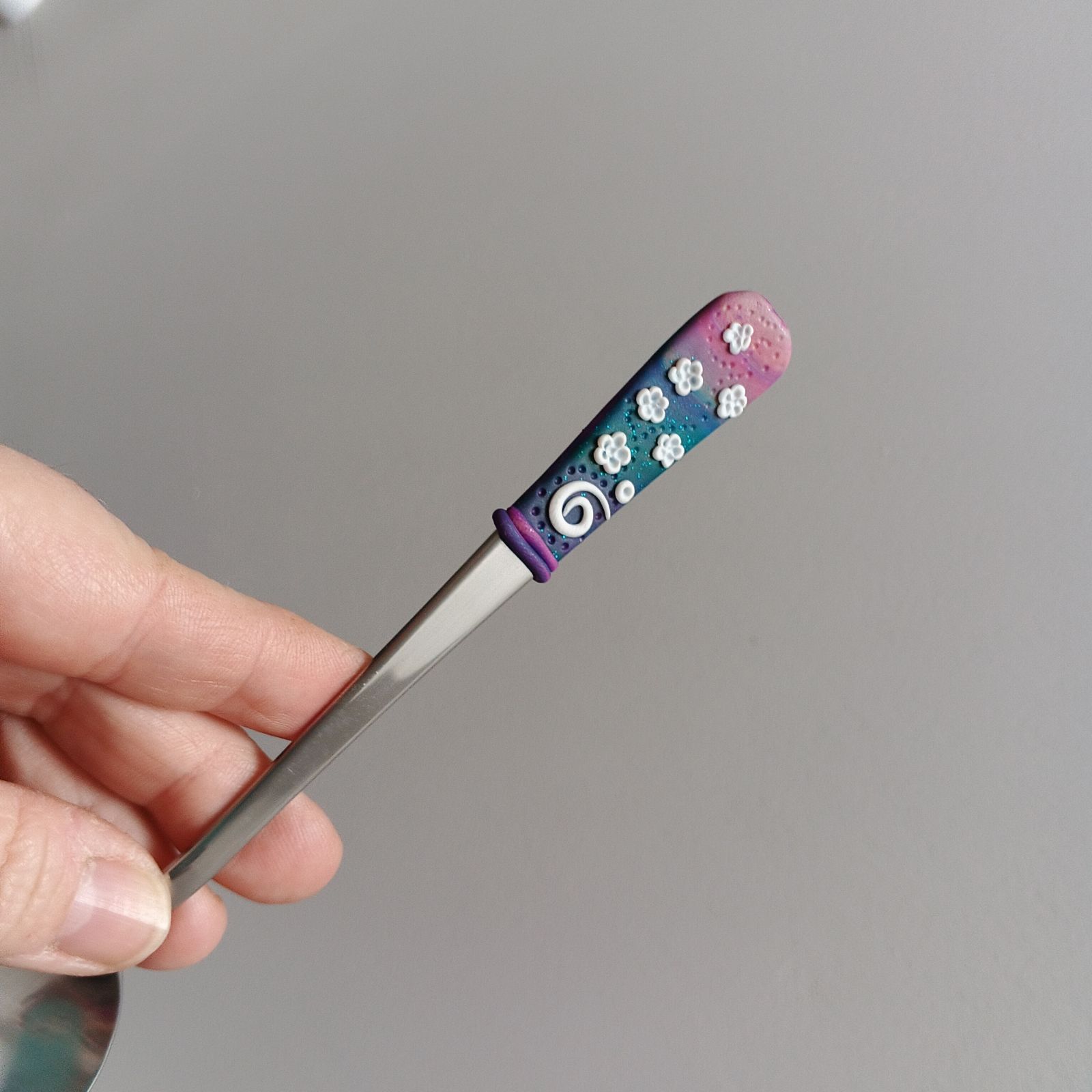 17cm dlouhá koktejlová lžička (na kávu latté) - duhová s modelovanými bílými kvítky