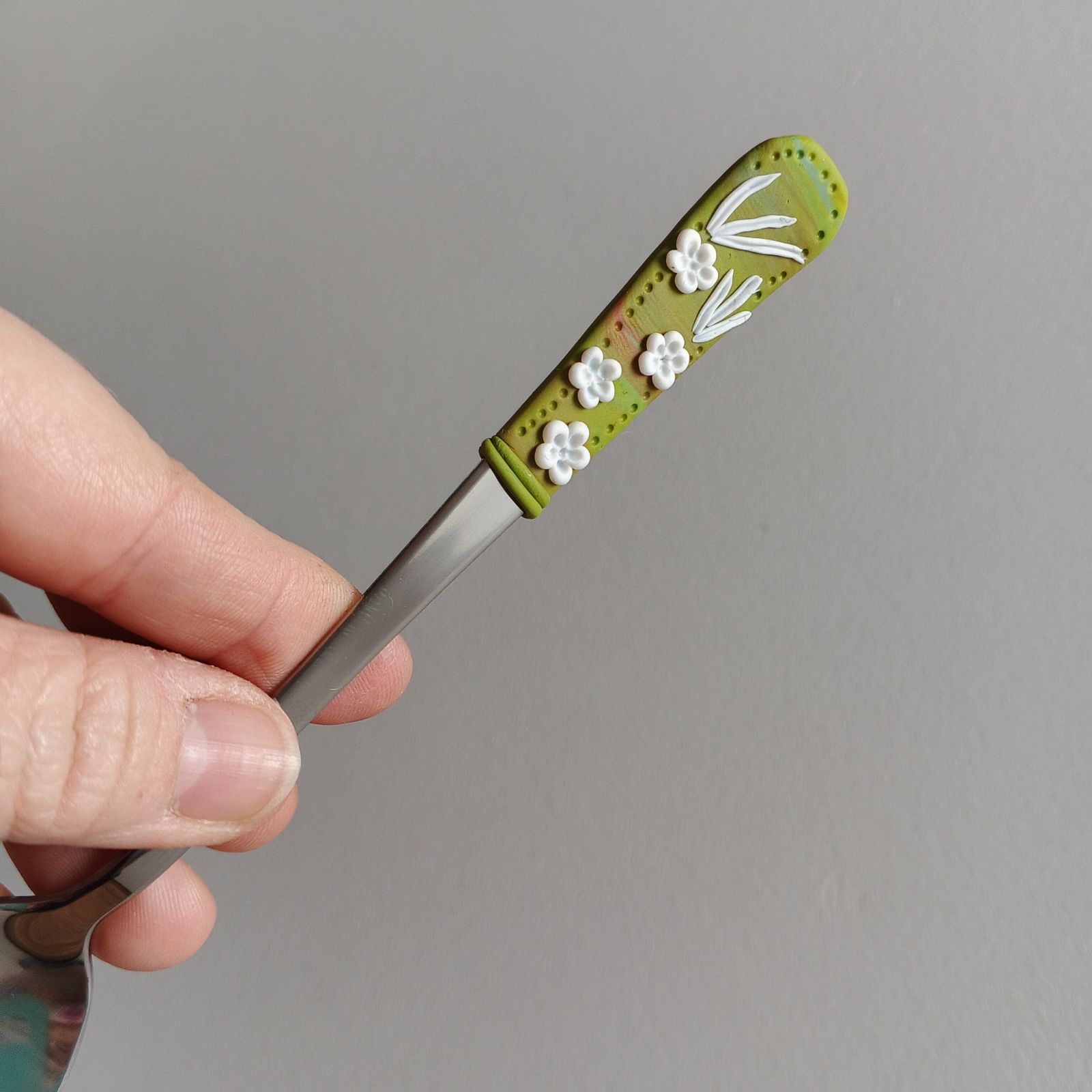 17cm dlouhá koktejlová lžička (na kávu latté) - zelená s modelovanými bílými kvítky