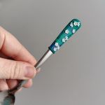 17cm dlouhá koktejlová lžička (na kávu latté) - tyrkysová s modelovanými bílými kvítky