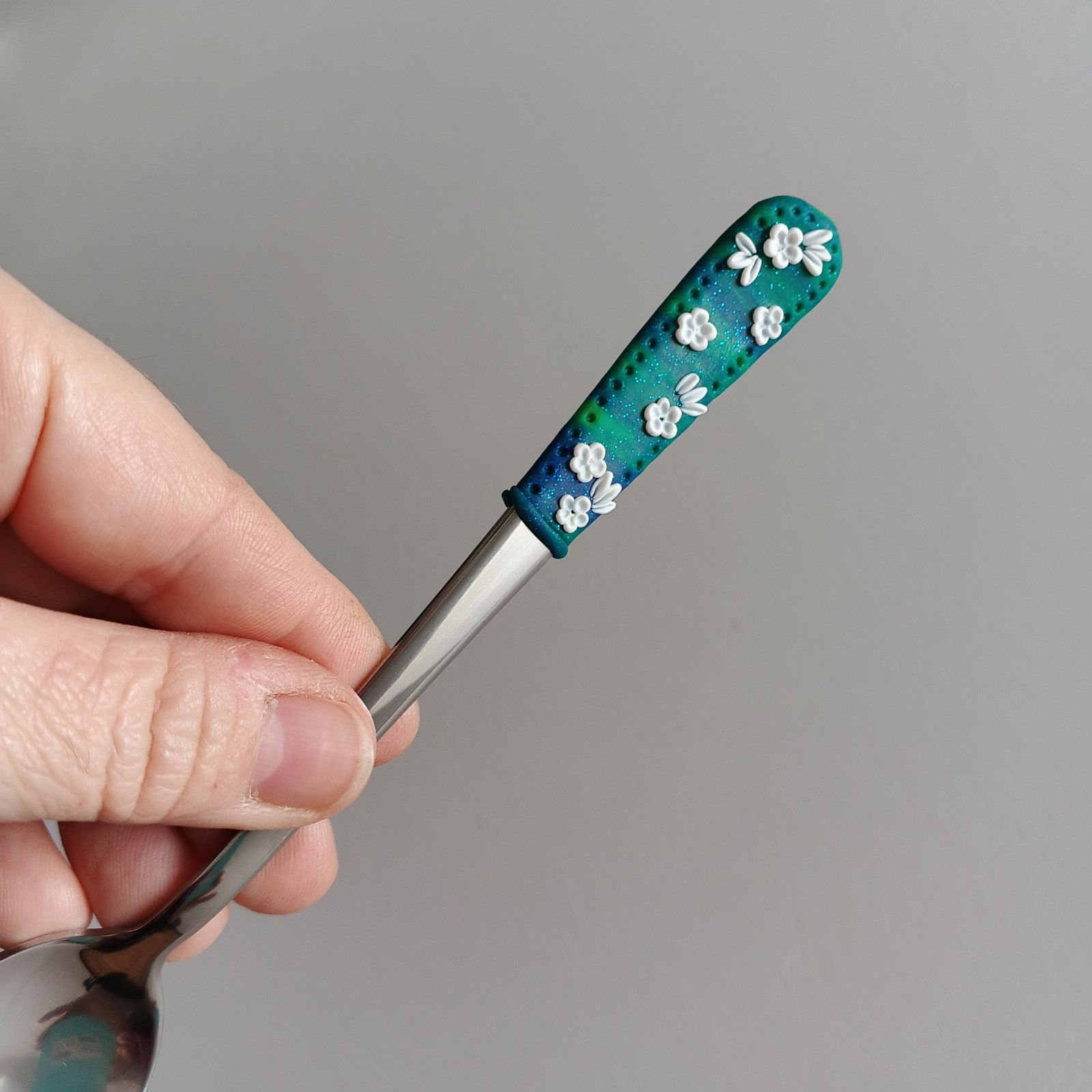 17cm dlouhá koktejlová lžička (na kávu latté) - tyrkysová s modelovanými bílými kvítky