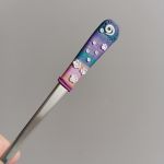 17cm dlouhá koktejlová lžička (na kávu latté) - duhová s modelovanými bílými kvítky