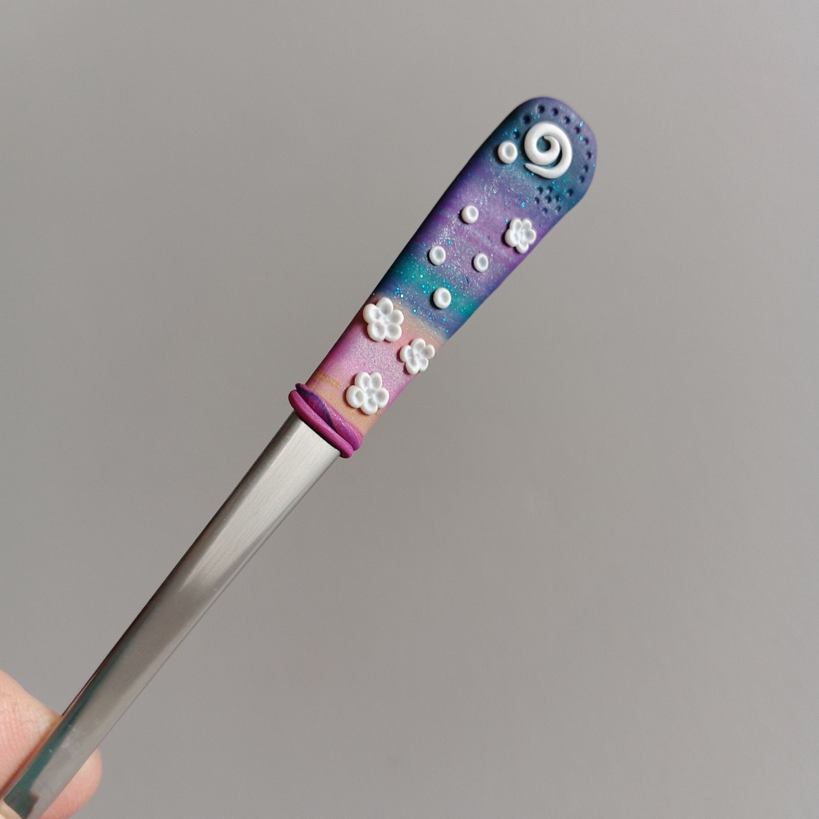 17cm dlouhá koktejlová lžička (na kávu latté) - duhová s modelovanými bílými kvítky