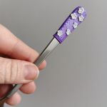 17cm dlouhá koktejlová lžička (na kávu latté) - fialová s modelovanými bílými kvítky