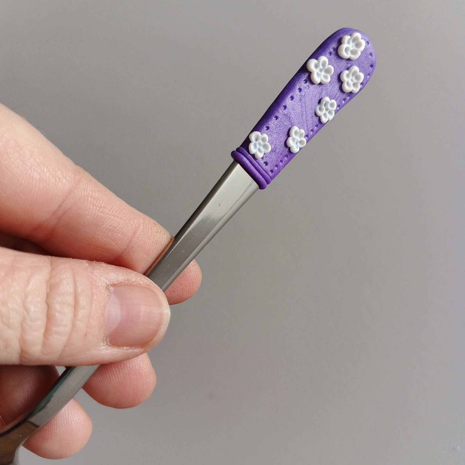 17cm dlouhá koktejlová lžička (na kávu latté) - fialová s modelovanými bílými kvítky