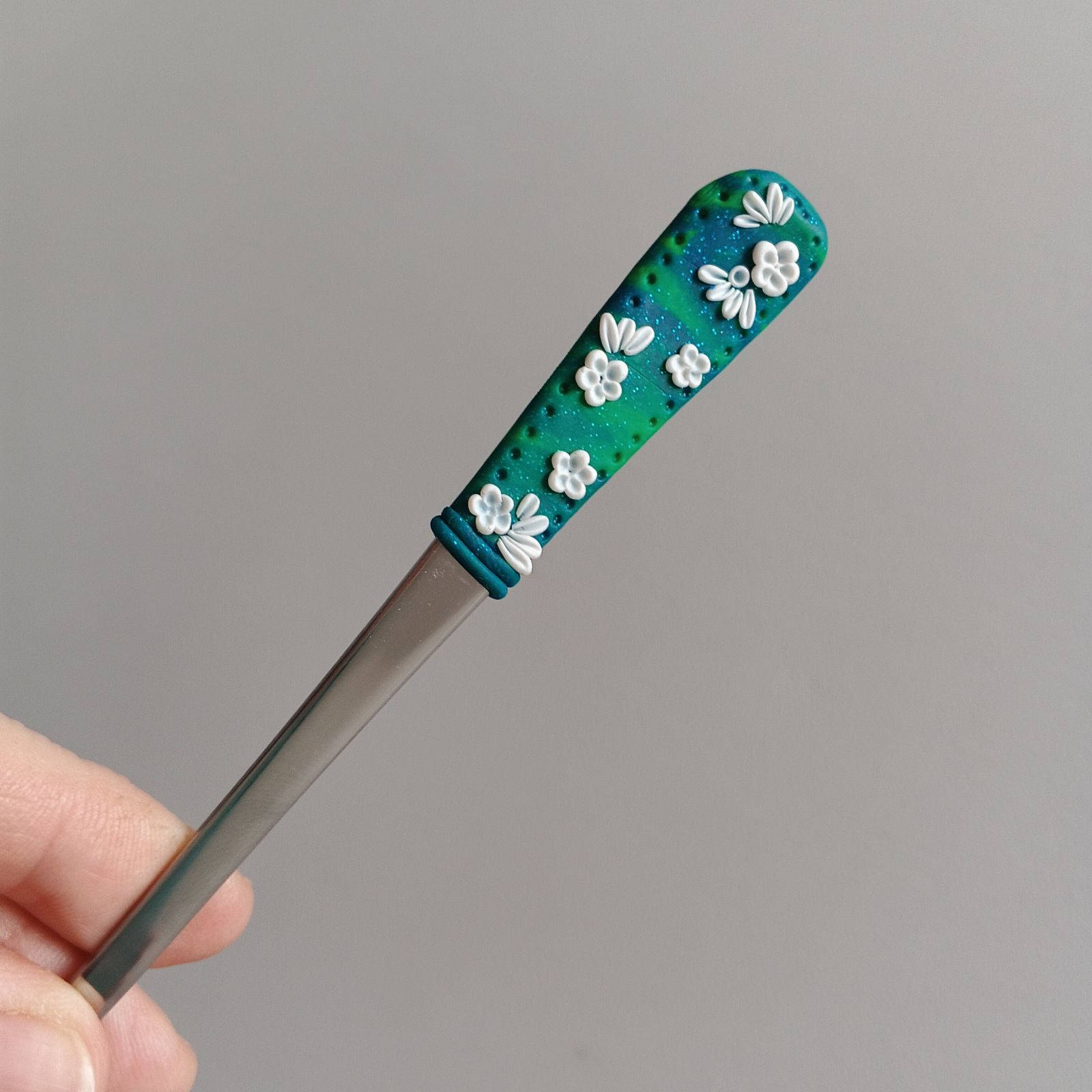 17cm dlouhá koktejlová lžička (na kávu latté) - tyrkysová s modelovanými bílými kvítky