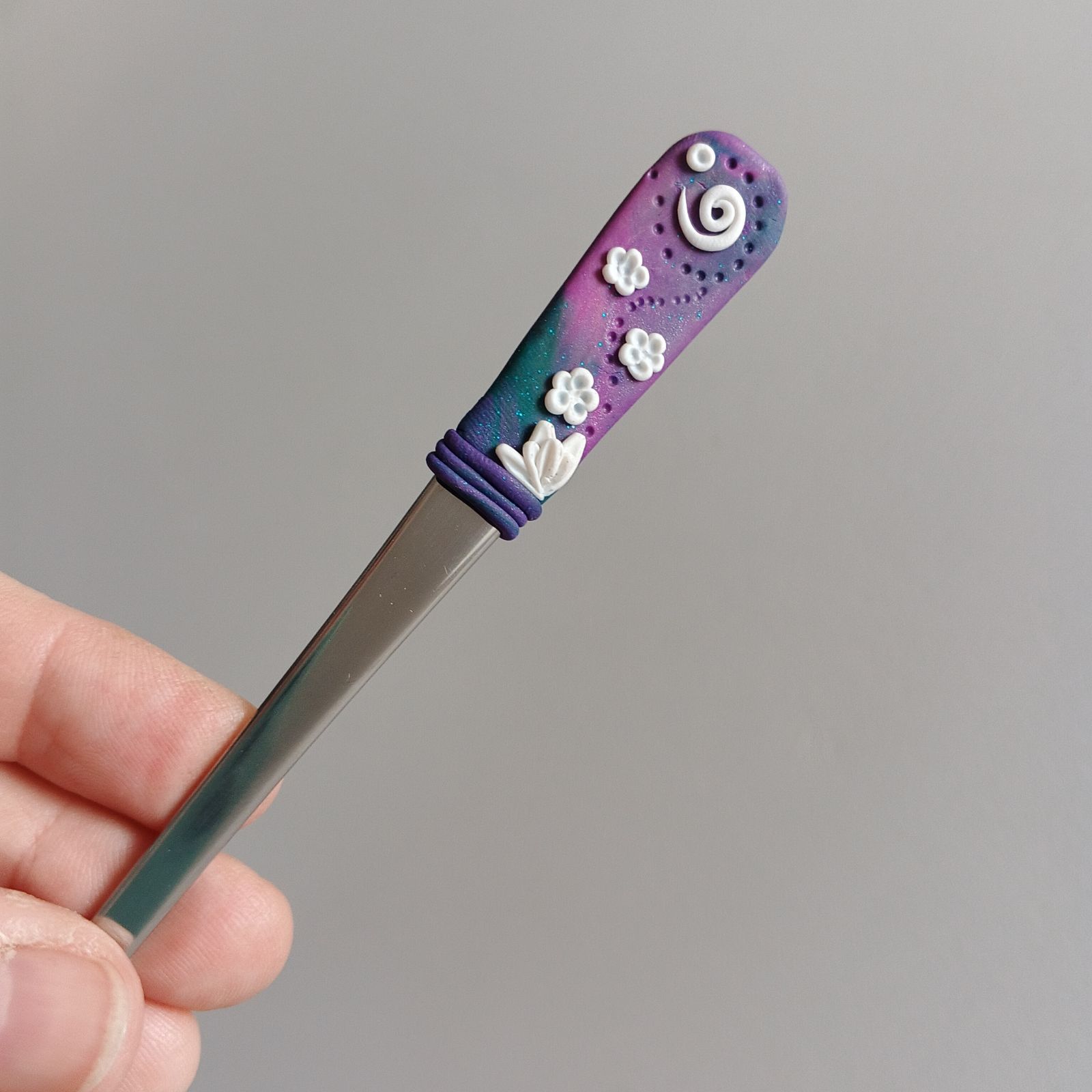 17cm dlouhá koktejlová lžička (na kávu latté) - duhová s modelovanými bílými kvítky