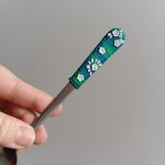 17cm dlouhá koktejlová lžička (na kávu latté) - zelenotyrkysová s modelovanými bílými kvítky