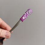 17cm dlouhá koktejlová lžička (na kávu latté) - fialová s modelovanými bílými kvítky