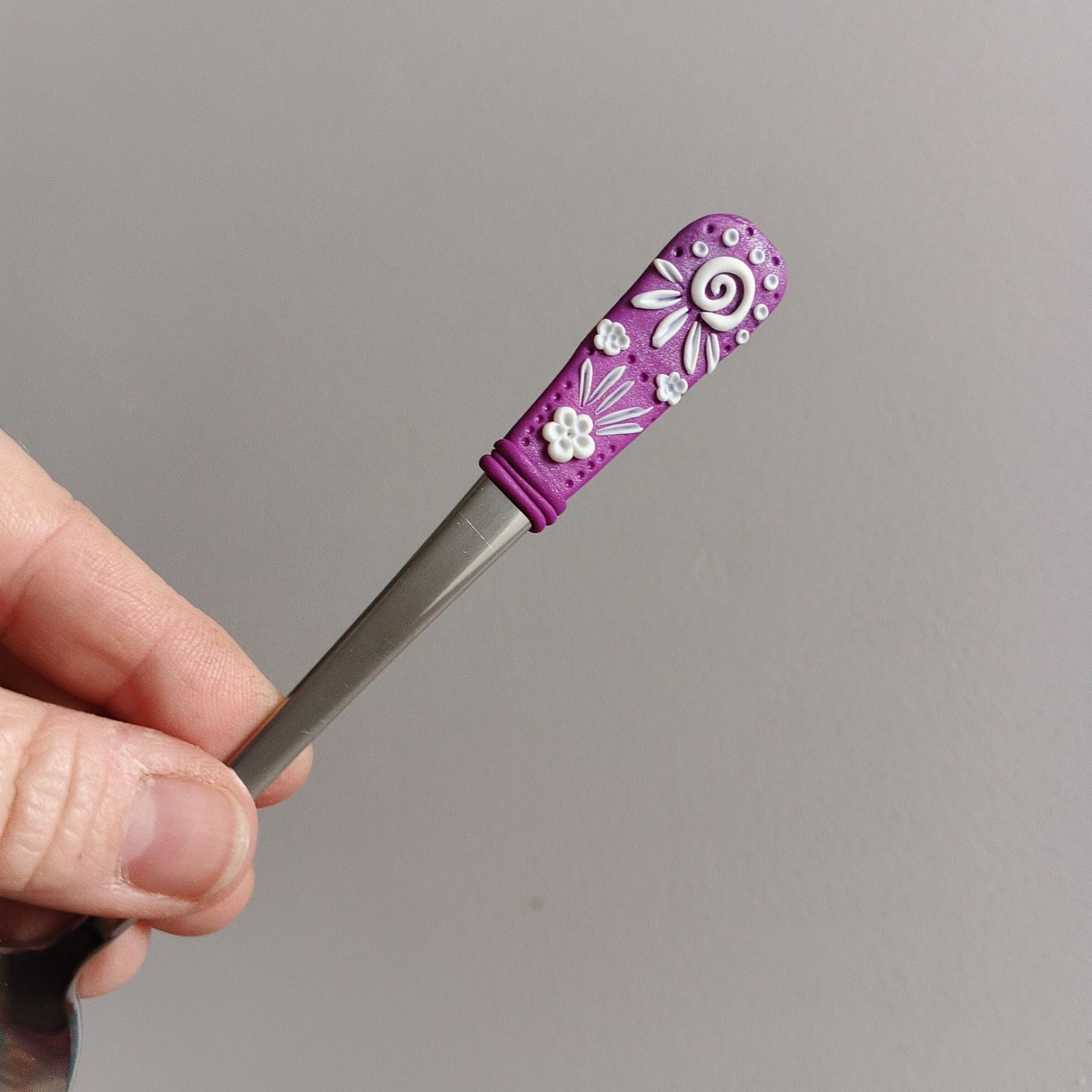 17cm dlouhá koktejlová lžička (na kávu latté) - fialová s modelovanými bílými kvítky