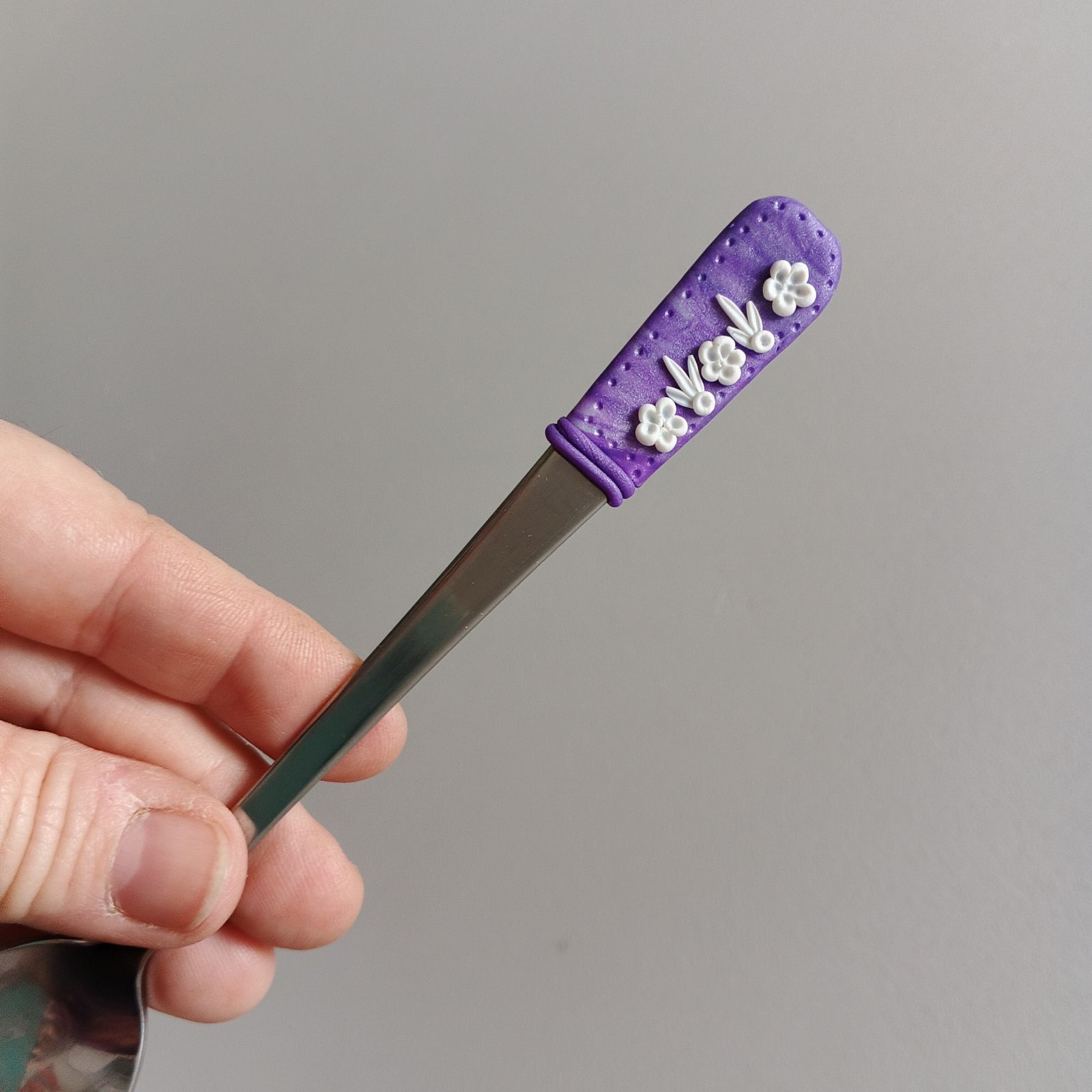 17cm dlouhá koktejlová lžička (na kávu latté) - fialová s modelovanými bílými kvítky