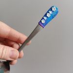 17cm dlouhá koktejlová lžička (na kávu latté) - modrofialová s modelovanými bílými kvítky