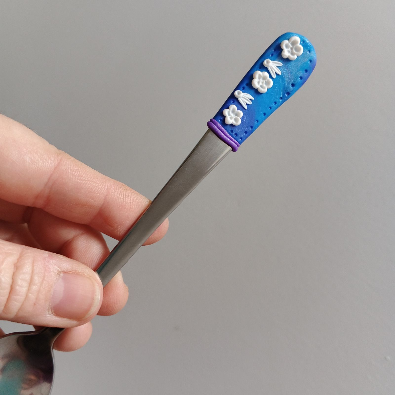 17cm dlouhá koktejlová lžička (na kávu latté) - modrofialová s modelovanými bílými kvítky