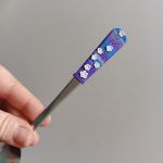 17cm dlouhá koktejlová lžička (na kávu latté) - modrofialová s modelovanými bílými kvítky